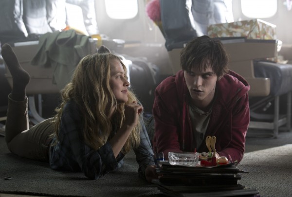 nicholas-hoult-teresa-palmer-warm-bodies-600x405