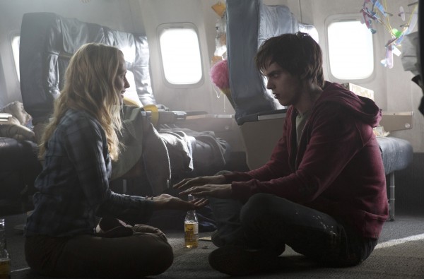 warm-bodies-teresa-palmer-nicholas-hoult-600x395