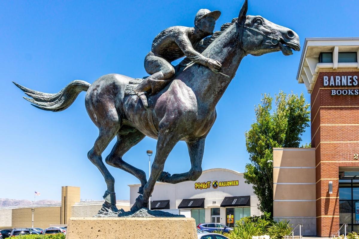 A photo of the seabiscuit mall statue.